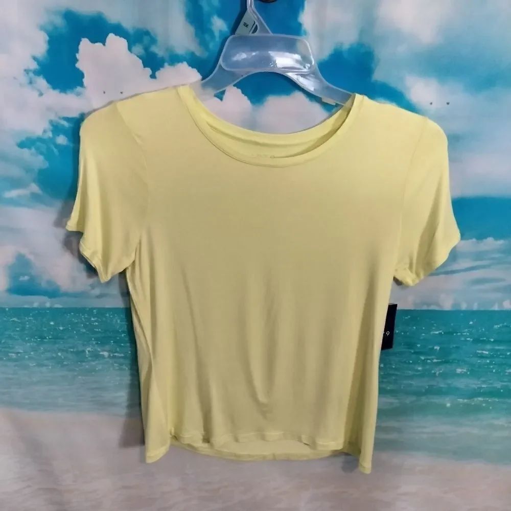 NWT: Apt 9 woman's t-shirt 👕.